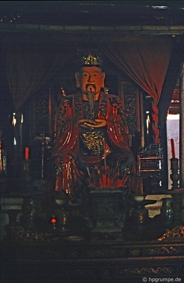 Tượng thờ Khổng Tử tại Văn Miếu Hà Nội, 1993.